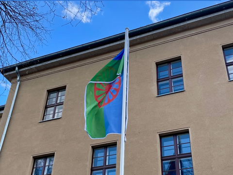 Roma Flagge weht vor dem Rathaus Zehlendorf - 08. April 2025