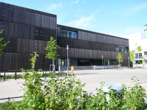 Ansicht der Fassade der Bezirkszentralbibliothek Pablo Neruda