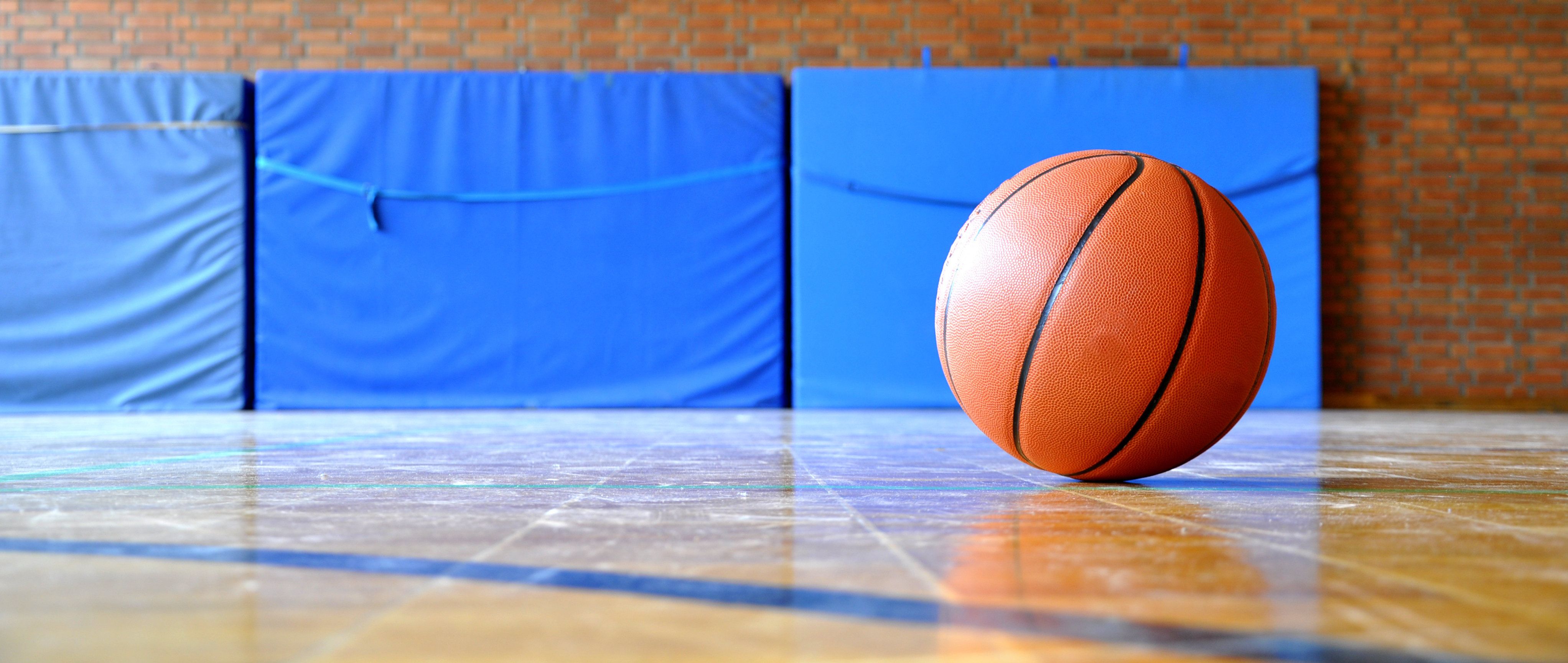 Basketball in einer Turnhalle
