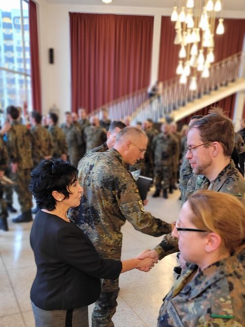 Bezirksbürgermeisterin und Landeskommandeur gratulieren (Bild: BA Rdf)