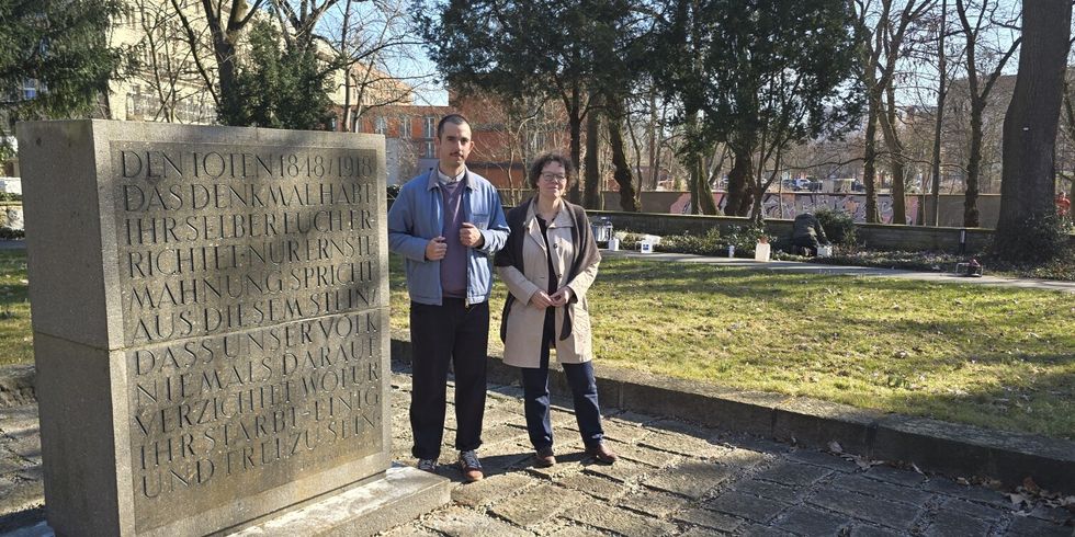 Dr. Susanne Kitschun, Historikerin und Leiterin beim forum 1848 gemeinsam mit Historiker Paul Schmitz am Gedenkstein für die Märzgefallenen