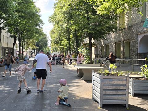 Familien nutzen die Schulzone als Übungsfläche für Radfahren, Skaten, Skateboard, Ballspiele und Tischtennis (Bild: Sabine Böhnig)