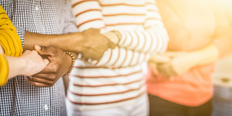 Menschen halten sich an den Händen