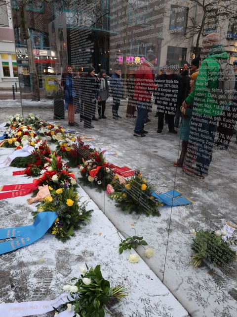 27. Januar 2026: Stilles Gedenken an der Spiegelwand