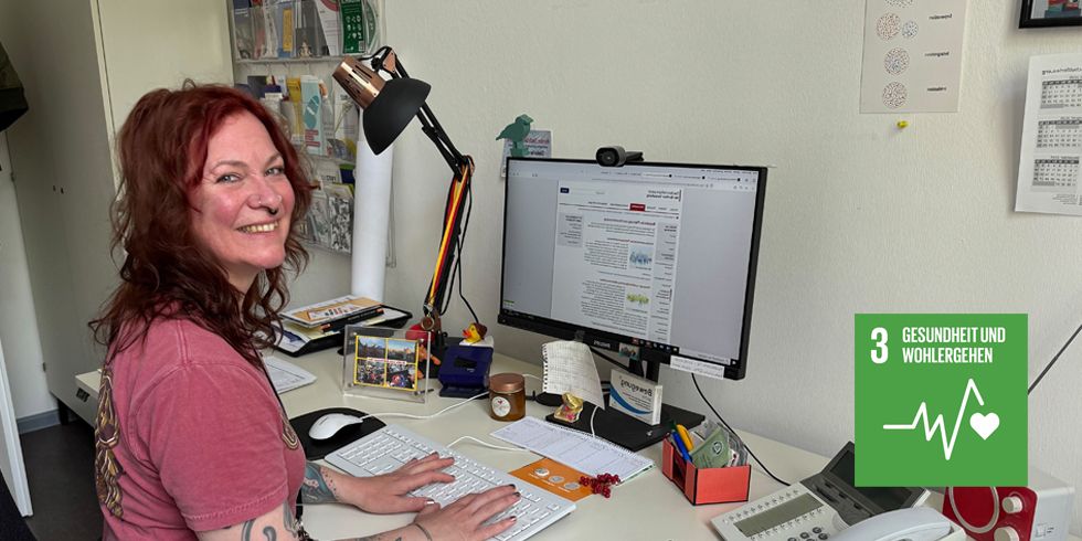 Romy Kistmacher am Schreibtisch in einem Büro