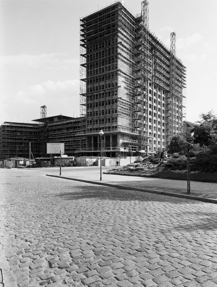Dienstgebäude des Senats; Verwaltungshochhaus im Bau; Württembergische Straße / Ecke Pommersche Straße (Wilmersdorf), 19. September 1955