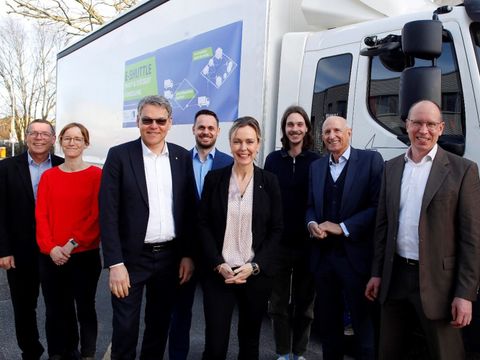 Von links nach rechts: Prof. Dr. Seeck, Prof. Dr. Malzahn, Bezirksbürgermeister Oltmann, 5. von links Senatorin Schreiner, 7. von links Ulrich Misgeld (Bild: Sven Darmer)