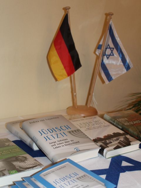 Büchertisch mit Israel-Literatur