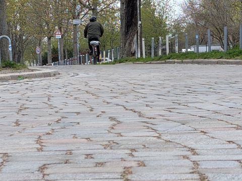 Glattes Kopfsteinpflaster für besseren Fahrkomfort (Bild: Bezirksamt Tempelhof-Schöneberg, Ulrike Harbort)