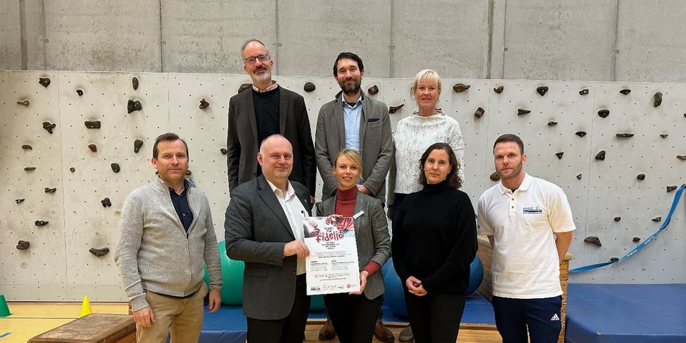 h.R.v.l.: Herr Schwitters (Geschäftsführer Sport-Gesundheitspark Berlin e.V.), Herr Deter (Leiter OE QPK), Frau Schubert (AOK Nordost) v.R.v.l.: Herr Schikorra (Gesundheitsplanung), Herr Wagner (Stadtrat für Jugend und Gesundheit), Frau Montalbano (AOK Nordost), Frau Fischer (Gesundheitsförderung), Herr Fiebing (Sport-Gesundheitspark Berlin e.V.).