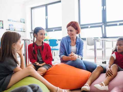 Lehrerin mit Kinder