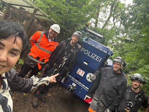 Straßen- und Grünflächenamt und Polizei Im Einsatz gegen die Sturmschäden (Bild: BA Reinickendorf)
