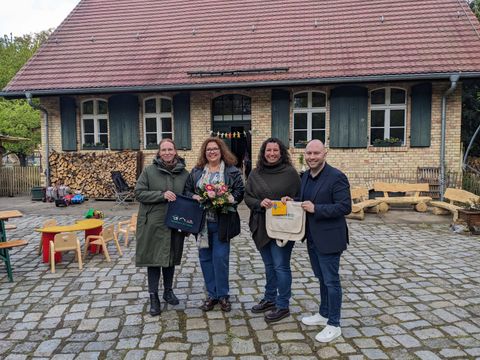 v.l.n.r.: Kindertagespflegerin Victoria Nouira, Jugendamtsdirektorin Claudia Schütz, Kindertagespflegerin Yvonne Cibis, Bezirksstadtrat Alexander Ewers (Bild: BA Rdf)