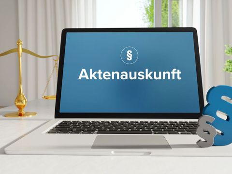 Aufgeklappter Laptop mit Schriftzu Aktenauskunft