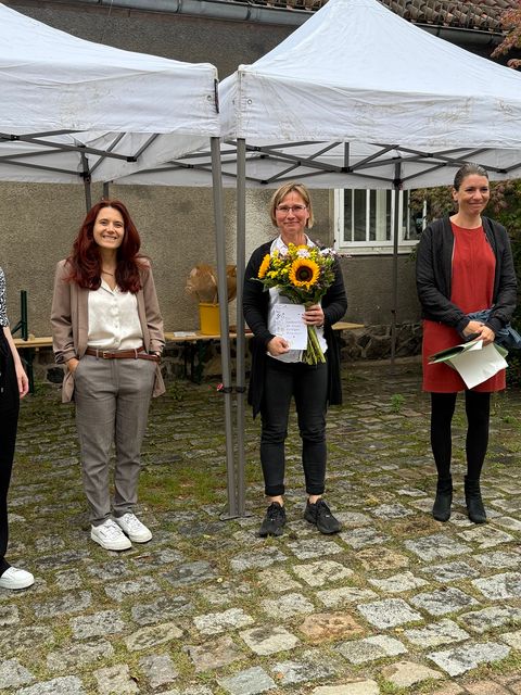Bezirksstadträtin Dr. Saskia Ellenbeck (rechts) bei der Gratulations- und Begrüßungsrunde (Bild: Bezirksamt Tempelhof-Schöneberg)