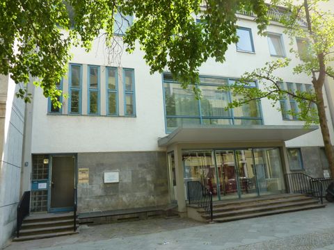 Das Haus mit den Gedenktafeln in der Carmerstraße 12.