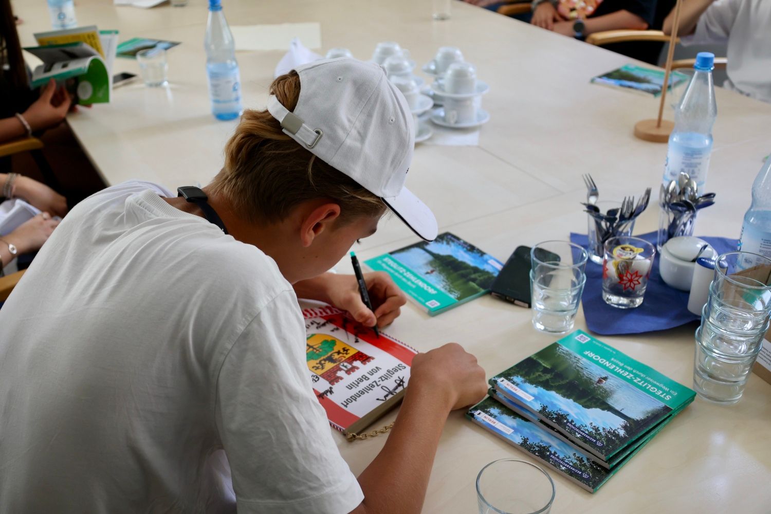 26. Juni 2025: Schüler der Gail-S.-Halvorsen-Schule verewigt sich auf einem Wimpel mit Bezirkslogo