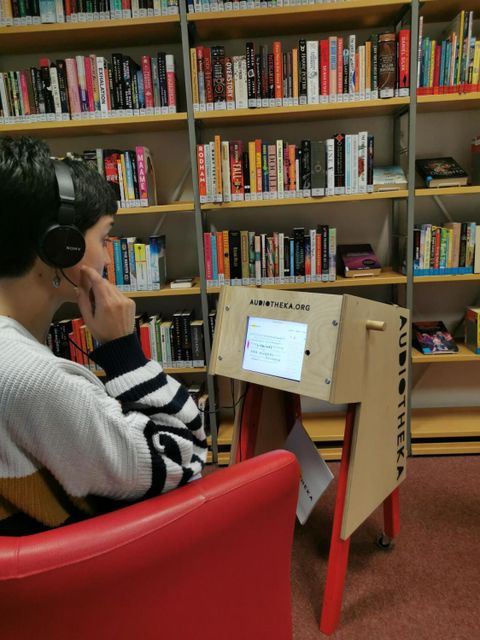 AUDIOTHEKA Lucila Guichon sitz und hört