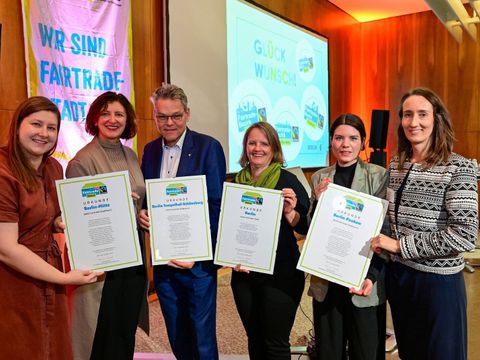 Bezirksbürgermeister Jörn Oltmann (dritter von links) mit der Fairtrade-Urkunde für Tempelhof-Schöneberg (Bild: Messe Berlin GmbH)