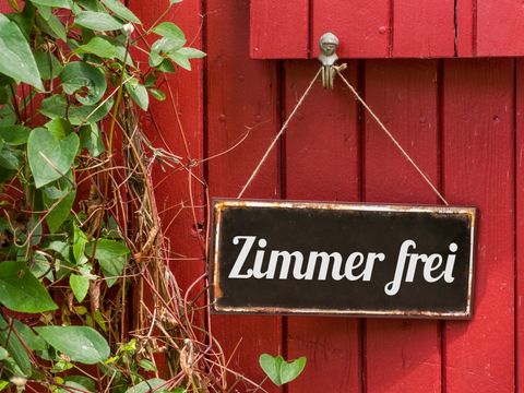 Schild mit der Aufschrift Zimmer frei