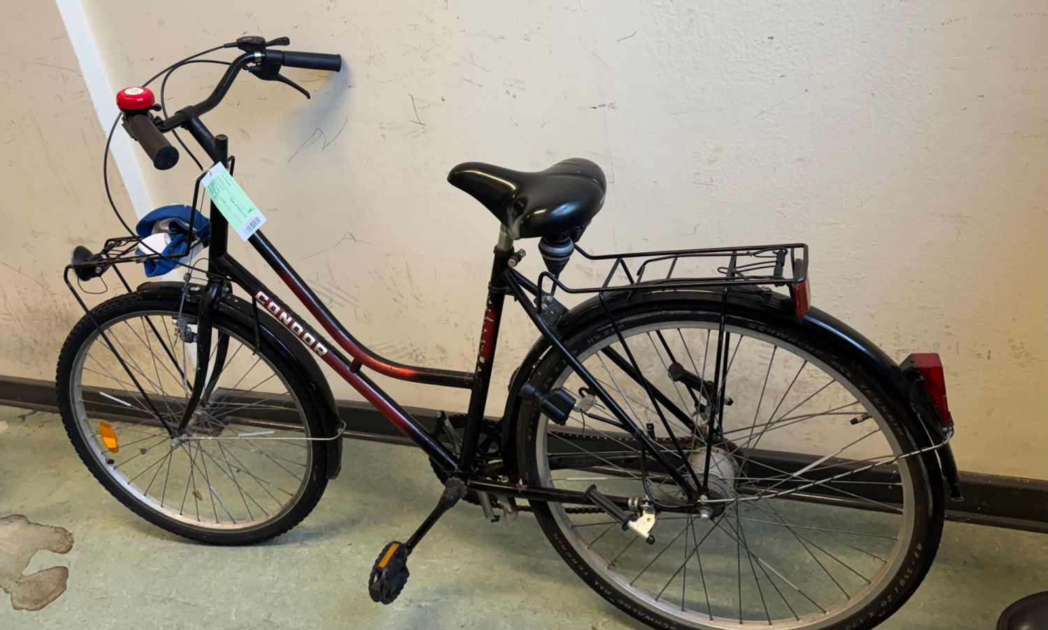 Rot-schwarzes Damenfahrrad