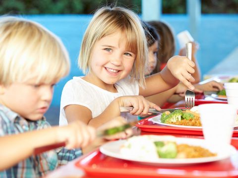 Mädchen beim Schulmittagessen
