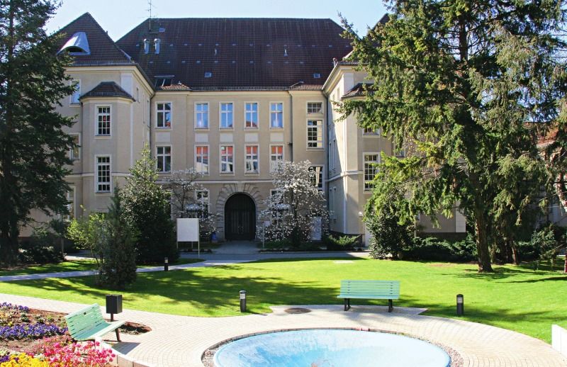 Parkanlage mit Blick auf das Verwaltungsgebäude