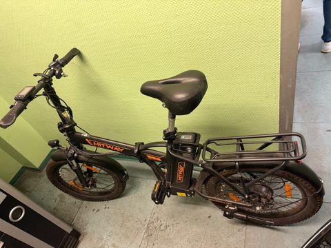 Schwarz-orange-farbenes E-Bike