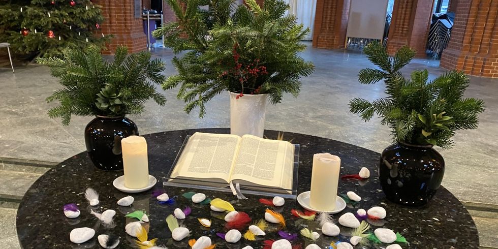 Tisch mit Steinen und Federn