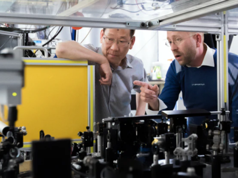 Zwei Ingenieure kontrollieren Bauteile auf Sicherheit und korrekte Verarbeitung.