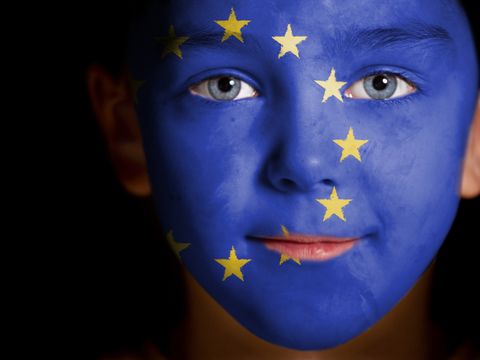 Bemaltes Gesicht mit Europaflagge