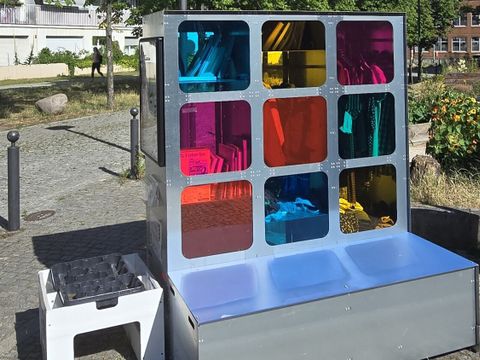 Der wasserdichte und farbenfrohe Tauschschrank hat links auch Platz für kleine Pflänzchen