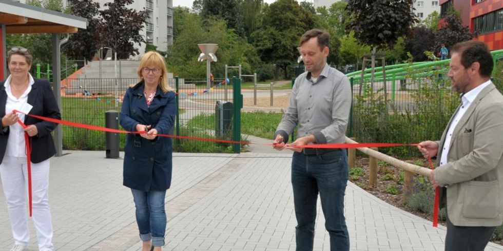 Übergabe der Sportfreianlage der Pusteblume-Grundschule - Ute Winterberg, Juliane Witt, Dr. Torsten Kühne und Hendrik Hübscher beim Durchtrennen des rote Bandes