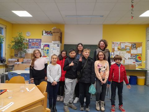 Kiez-Reporter der Kolumbus-Grundschule mit Bezirksstadträtin Korinna Stephan (B‘90/Grüne) (Bild: BA Reinickendorf)