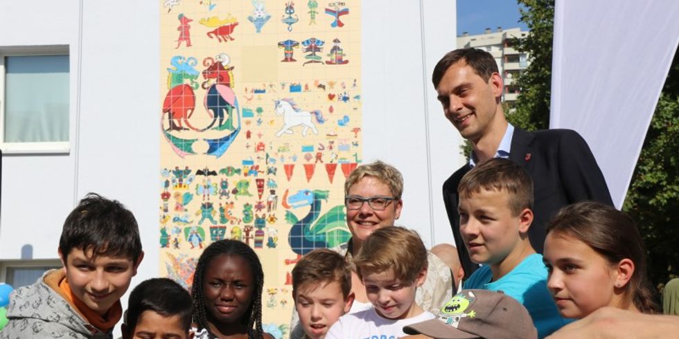 Einweihung des Fliesengemäldes am Rotraut-Richter-Platz mit Schüler/innne und dem Bezirksbürgermeister