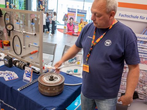 Am Stand der KFZ Innung