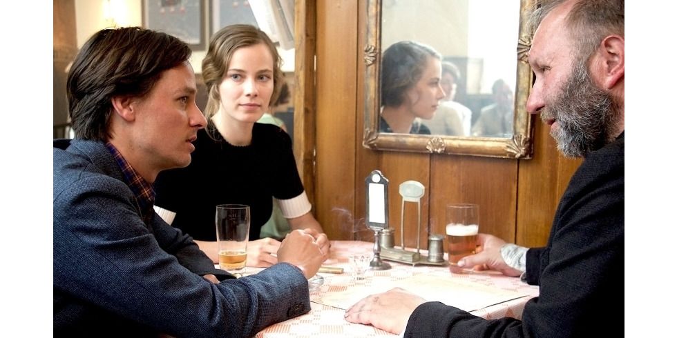 Film-Szene aus Fabian und der Gang vor die Hunde: Fabian (Tom Schilling, l.), Cornelia (Saskia Rosendahl), Ray (Thomas Reimann)