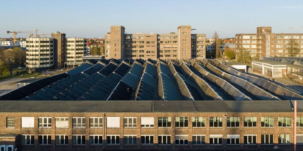 ein großer Hallen-Complex