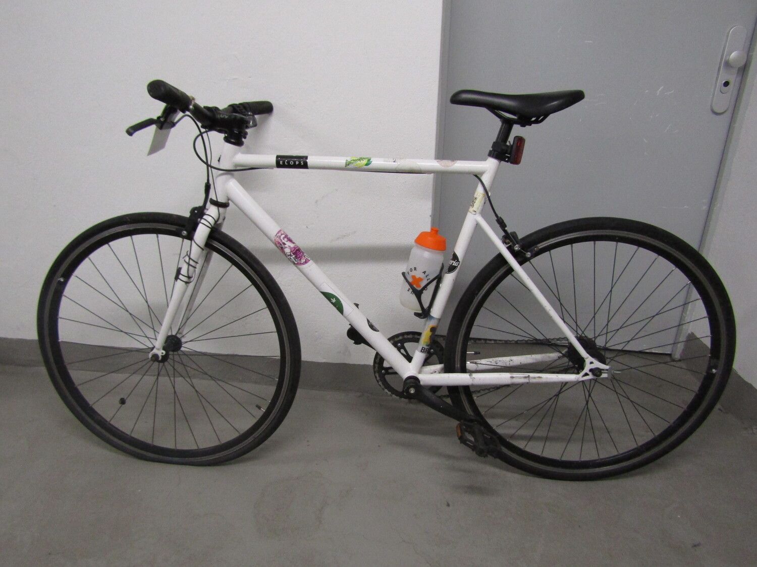 Weißes Herrenfahrrad