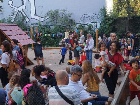 Mit Menschen gefüllter Spielplatz des Familienzentrums Kiezoase