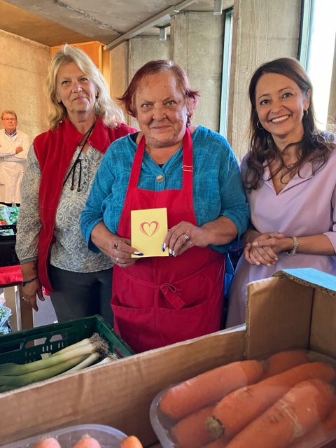 Verbraucherschutzsenatorin Dr. Badenberg mit Ehrenamtlichen der Tafel