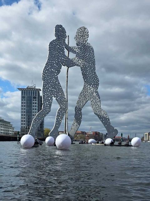Riesen-Eier auf der Spree am MoleculeMen