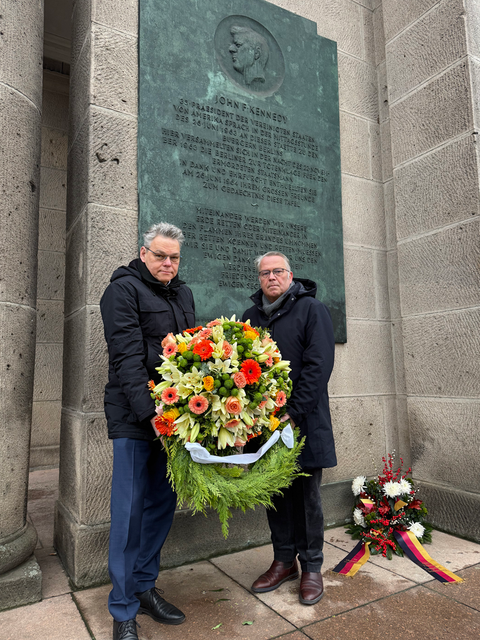 Bezirksbürgermeister Jörn Oltmann und BVV-Vorsteher Stefan Böltes legen Kranz an Gedenktafel nieder.