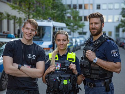 Eine Gruppe von drei Polizistinnen/Polizisten