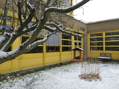 Verschneiter Innenhof des Thomas-Mann-Gymnasiums