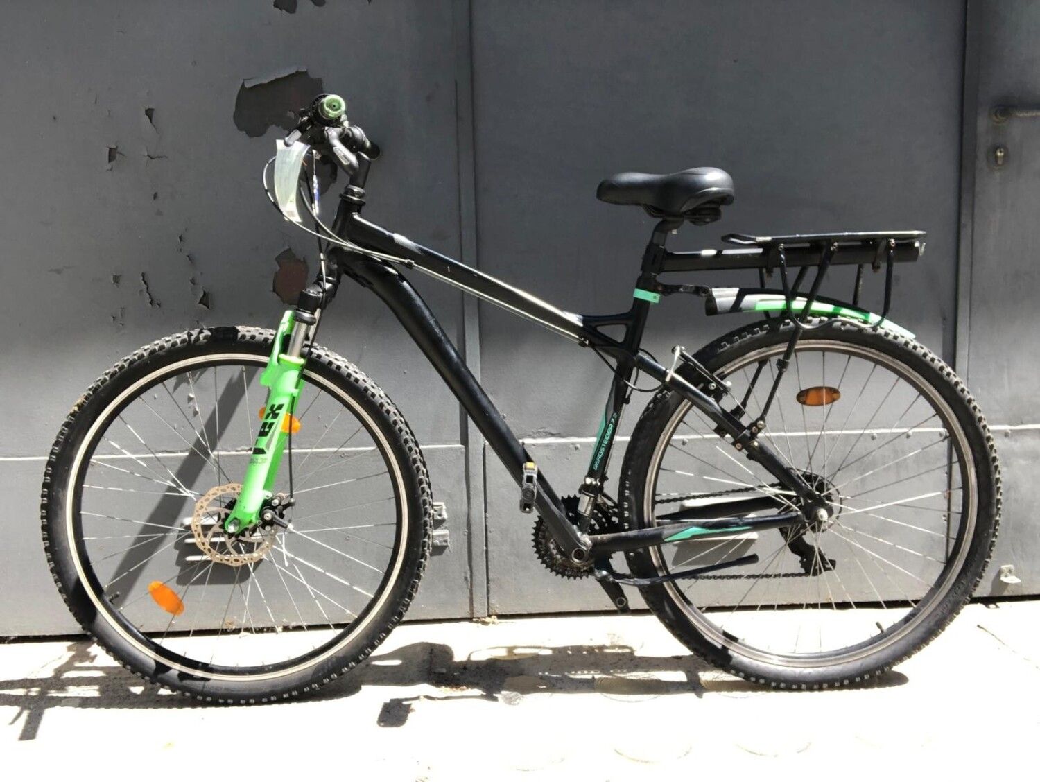 Schwarz-grünes Herrenfahrrad