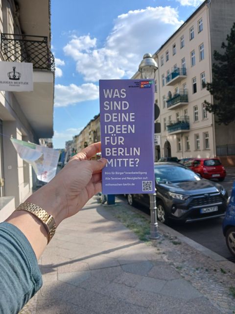 Hand hält Flyer