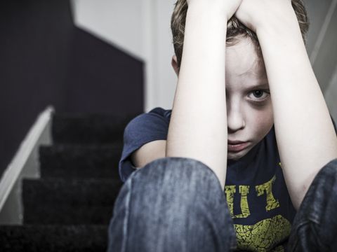 Depressiver kleiner Junge