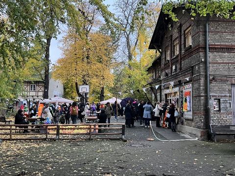 Der Außenbereich des Lassenparks voller Besucher
