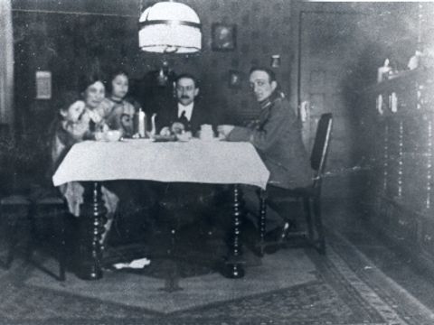Von links nach rechts: Ruth, Meta, Lotte, Adolf und Hugo Kastellan im Jahr 1915 (Bild: Archiv Uri Breit)